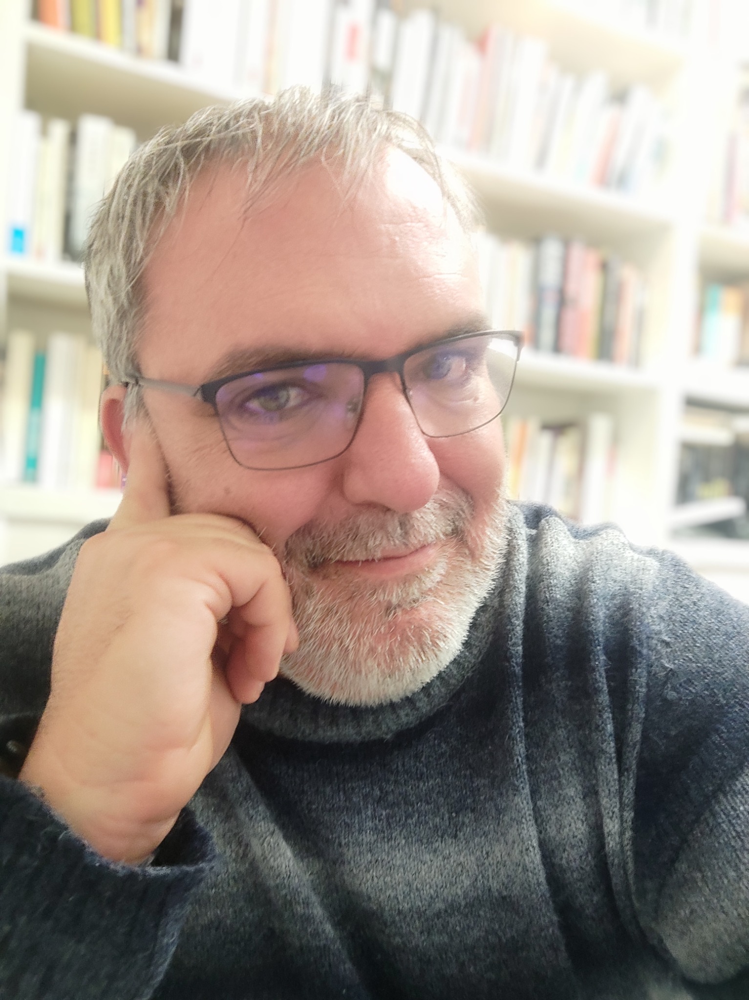David Marín davant d’una biblioteca